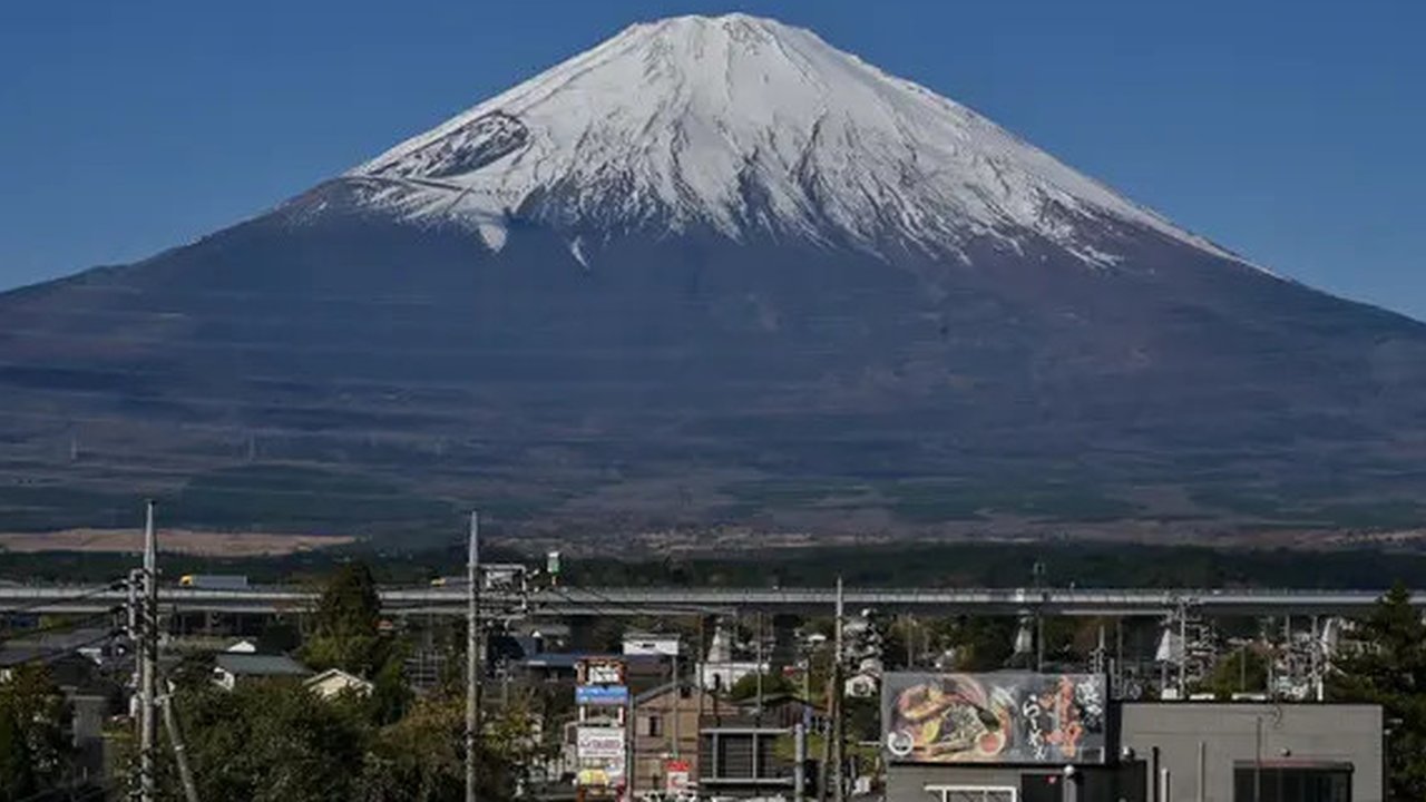 Pemandangan puncak Gunung Fuji, salah satu ikon Jepang yang terkenal dengan puncaknya yang tertutup salju, akhirnya kembali bisa dinikmati. (Richard A. Brooks/AFP)