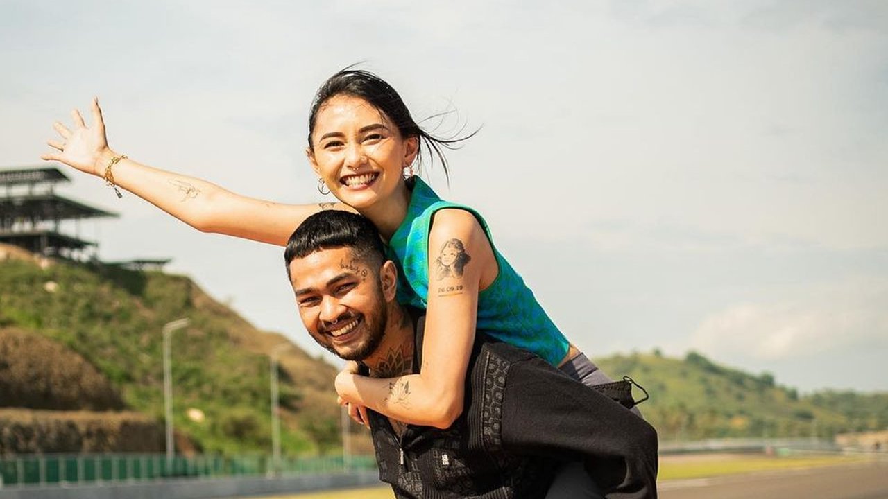 Karir Onadio Leonardo makin cemerlang. Tidak hanya dikenal sebagai penyanyi, pria  biasa disapa Onad itu juga pernah terlibat di beberapa film. Rumah tangga Onad dan Beby Prisillia Gustiansyah kerap menarik perhatian. Berikut potret keharmonisan dan kemesraan Onad dan Beby. [Instagram/bebyleonardo]