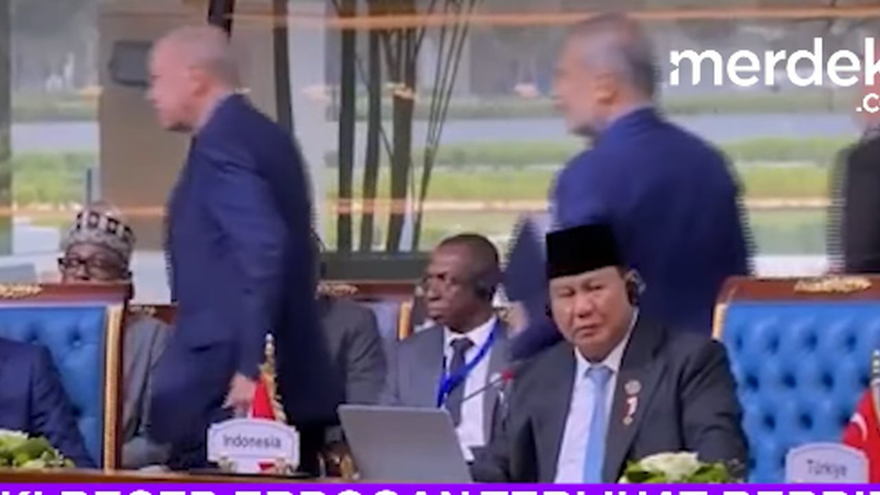 Presiden Prabowo Subianto saat berpidato dalam sesi khusus Konferensi Tingkat Tinggi (KTT) Ke-11 Developing Eight (D-8) di Istana Kepresidenan New Administrative Capital, Kairo, Mesir, Jum