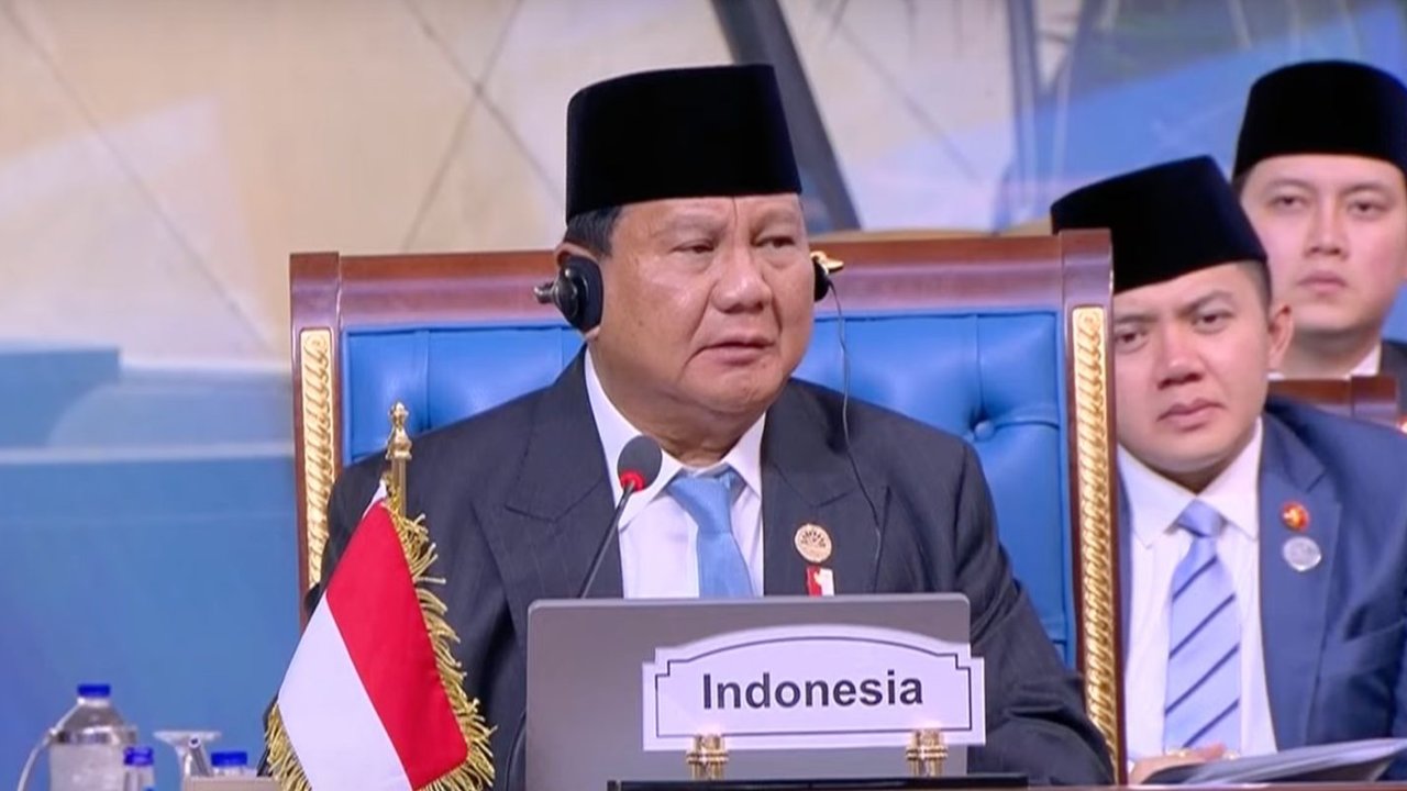Presiden Prabowo Subianto saat berpidato dalam sesi khusus Konferensi Tingkat Tinggi (KTT) Ke-11 Developing Eight (D-8) di Istana Kepresidenan New Administrative Capital, Kairo, Mesir, Jum