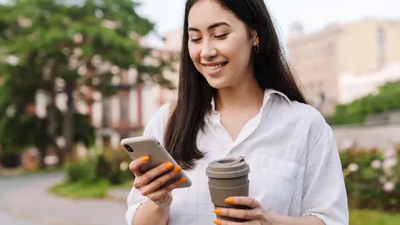 Seorang wanita menggunakan smartphone. (Vadymvdrobot/depositphotos.com)