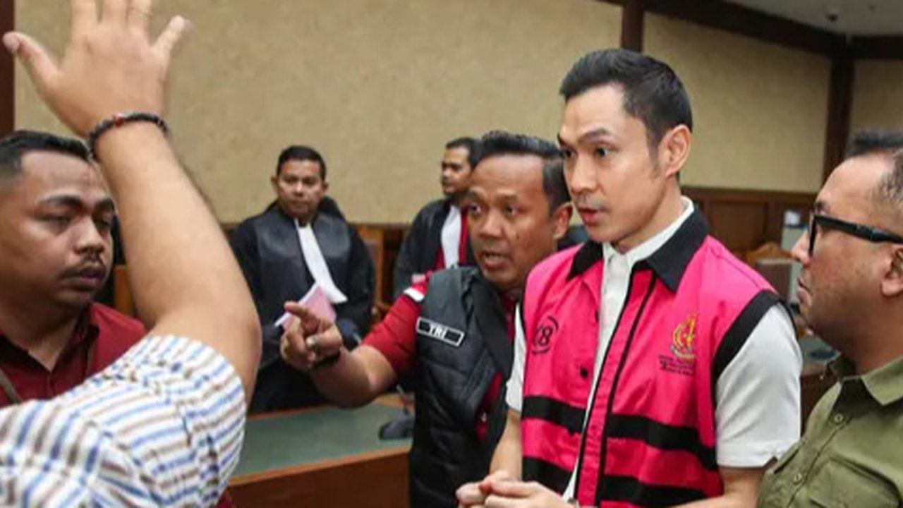 Dalam surat dakwaan JPU menyebut, Harvey Moeis yang menjadi perpanjangan tangan PT Refined Bangka Tin (RBT) bersama dengan bekas Direktur Utama PT Timah, Mochtar Riza Pahlevi Tabrani diduga m