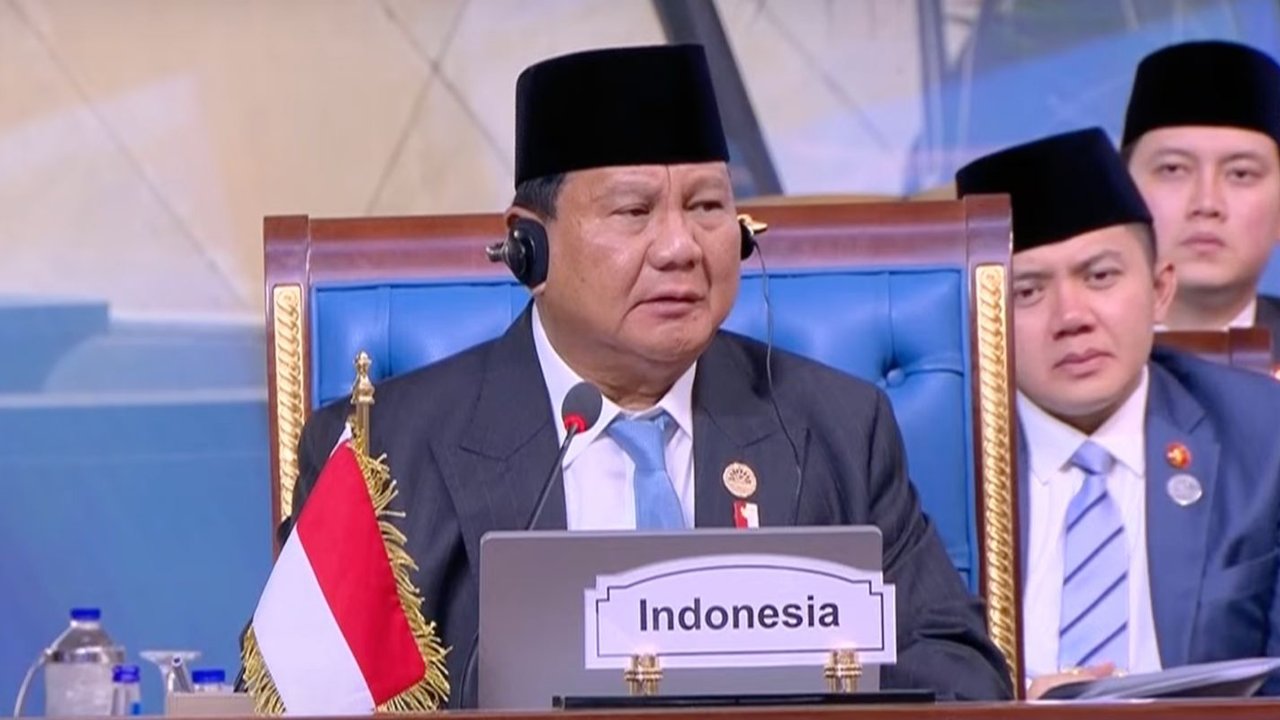 Presiden Prabowo Subianto saat berpidato dalam sesi khusus Konferensi Tingkat Tinggi (KTT) Ke-11 Developing Eight (D-8) di Istana Kepresidenan New Administrative Capital, Kairo, Mesir, Jum