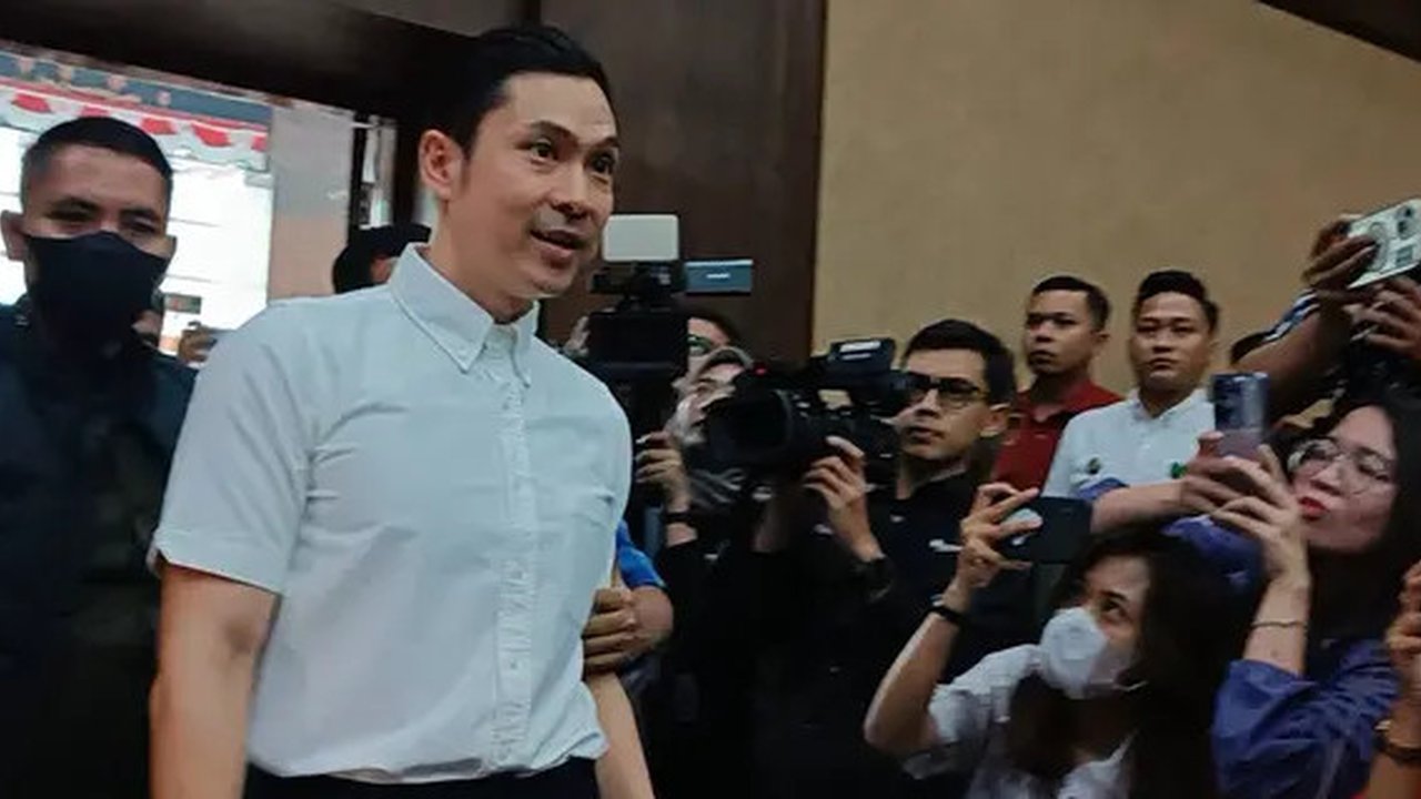 Terdakwa kasus dugaan korupsi tata niaga timah di wilayah Izin Usaha Pertambangan (IUP) PT Timah tahun 2015-2022, Harvey Moeis (tengah) memasuki ruangan untuk mengikuti sidang lanjutan di Pen