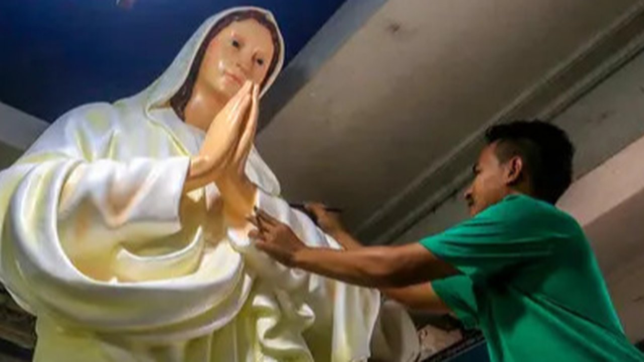 Perajin Patung Yesus dan Bunda Maria Banjir Pesanan Jelang Natal. (DEVI RAHMAN/AFP)
