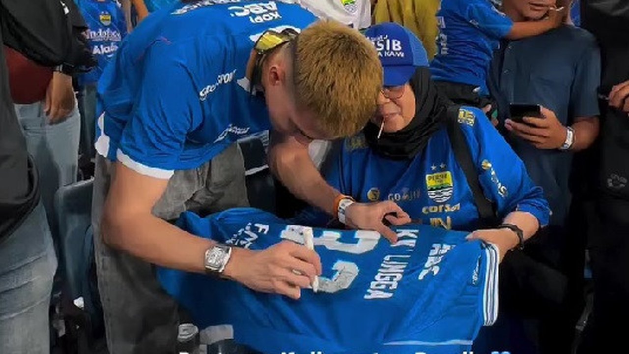 Aisar Khaled Nonton Persib Bandung, Malah Jadi Bintang di Tribun
