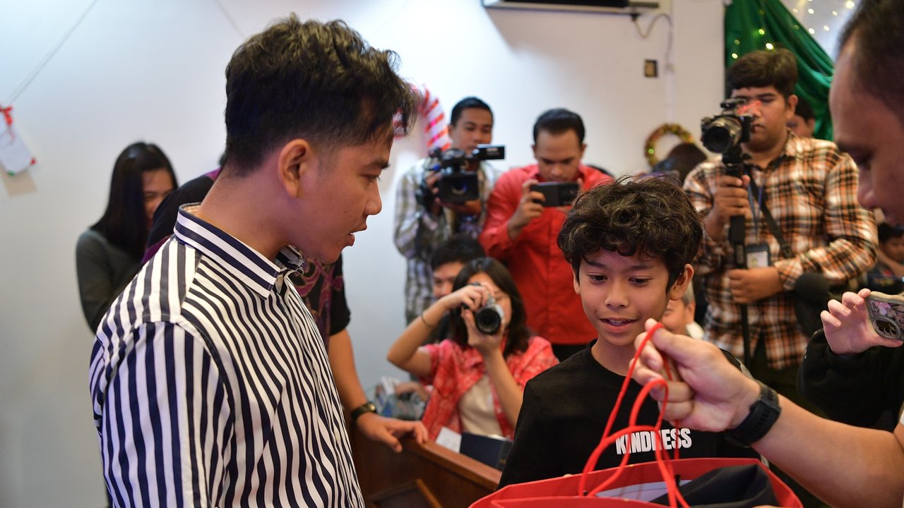 Gibran Bagi-Bagi Hadiah Natal di Gereja Kristen Indonesia Tanah Abang