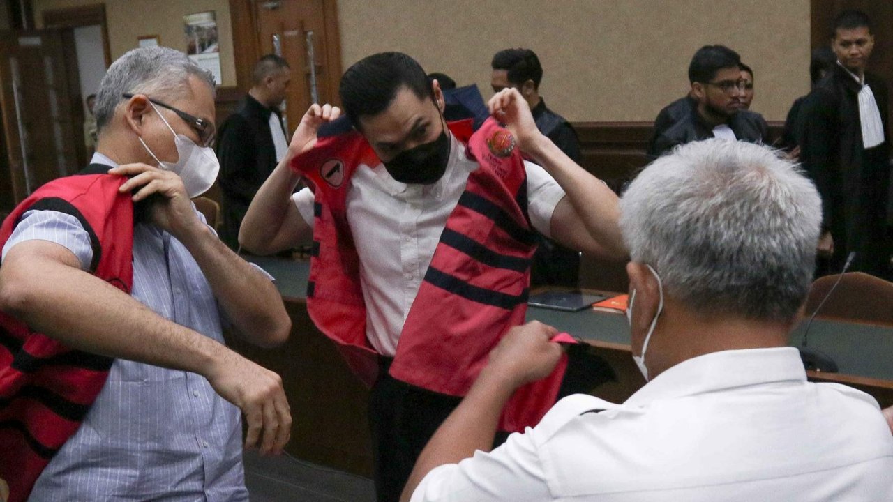 Harvey Moeis divonis hukuman penjara selama enam tahun dan enam bulan terkait kasus korupsi pengelolaan tata niaga komoditas timah di wilayah izin usaha pertambangan (IUP) PT Timah Tbk. pada 2015–2022.