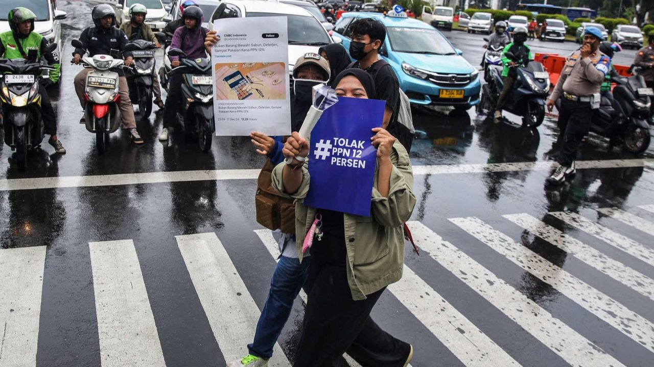 Kawal petisi tolak PPN 12 persen dengan aksi turun ke jalan. (sumber: X/barengwarga)