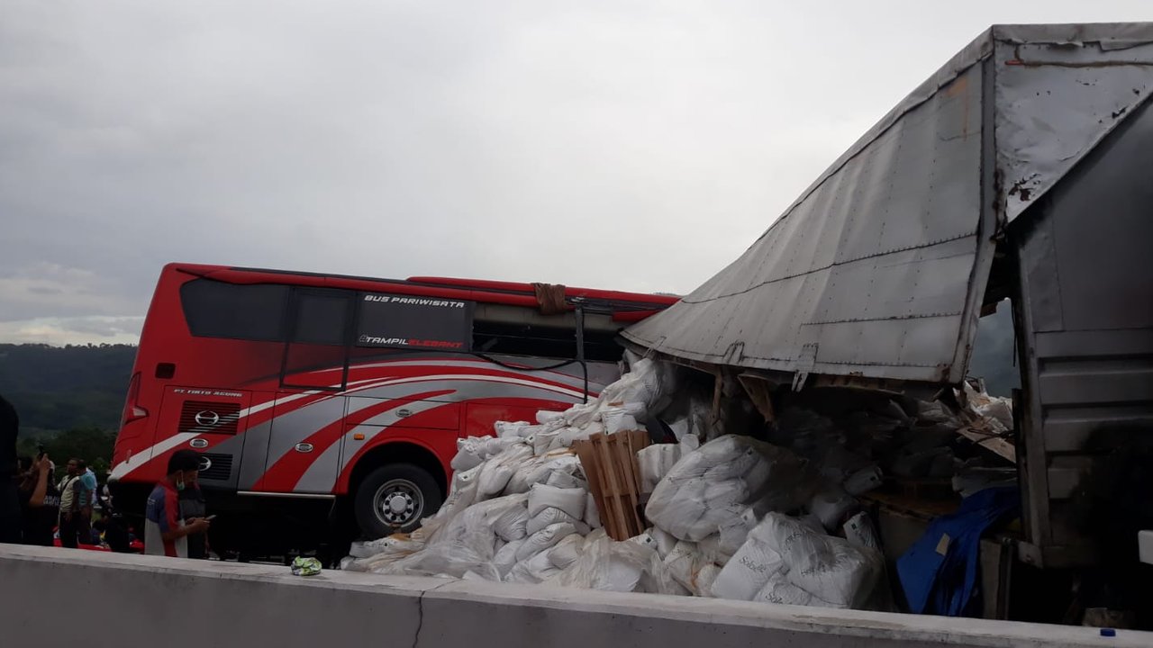 kecelakaan bus wisata vs truk di tol Malang