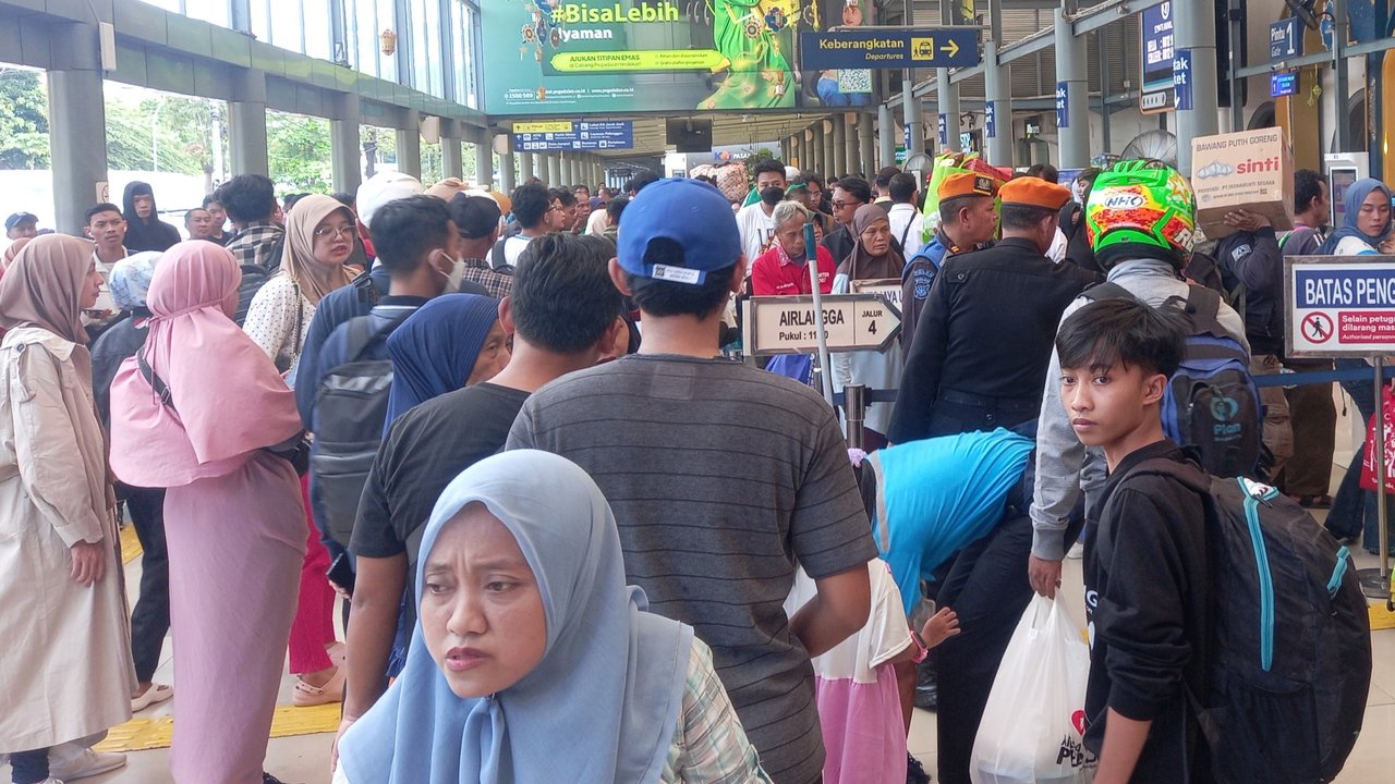 Situasi Stasiun Pasar Senen tampak dipenuhi penumpang kereta api pada puncak arus balik Lebaran, Senin (15/4/2024). (Foto: Liputan6.com/Farrel Bima Haryomukti).