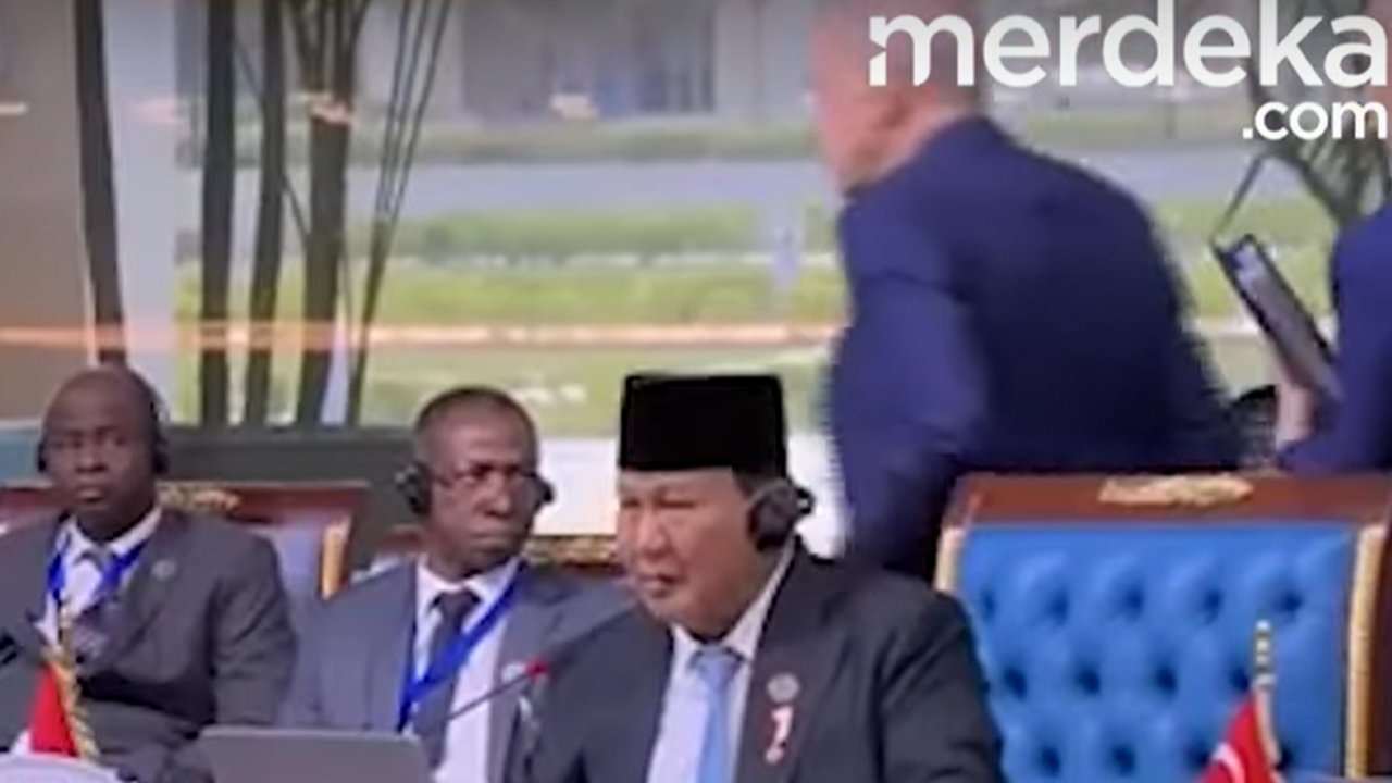 Presiden Prabowo Subianto saat berpidato dalam sesi khusus Konferensi Tingkat Tinggi (KTT) Ke-11 Developing Eight (D-8) di Istana Kepresidenan New Administrative Capital, Kairo, Mesir, Jum