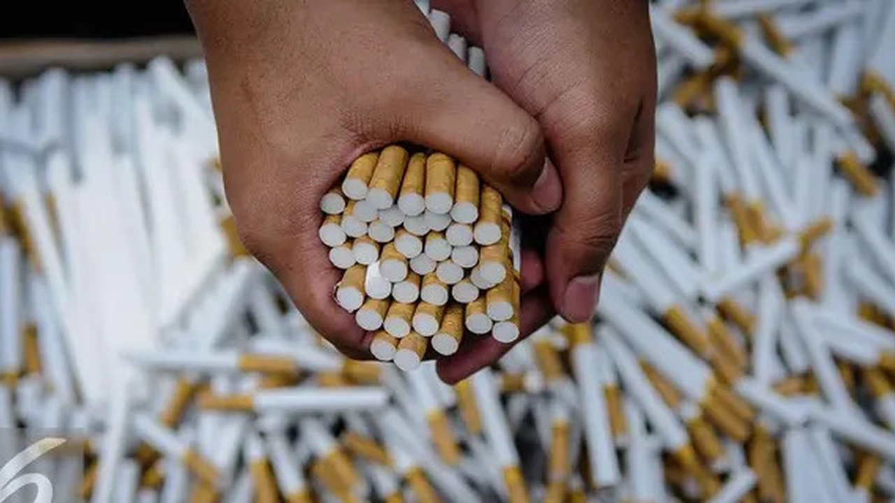 Sejumlah batang rokok ilegal diperlihatkan petugas saat rilis rokok ilegal di Kantor Direktorat Jenderal Bea Cukai, Jakarta, Jumat (30/9). Rokok ilegal ini diproduksi oleh mesin dengan total