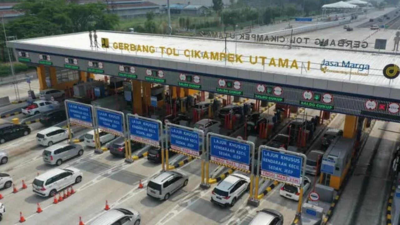 Foto udara memeperlihatkan kendaraan pemudik terjebak kemacetan ketika hendak memasuki Gerbang Tol Cikampek Utama, Jawa Barat, Sabtu (30/4/2022). Pada H-2 Lebaran ini, sejumlah rekayasa la