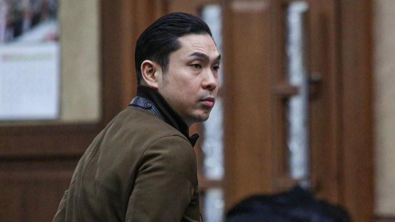 Terdakwa Harvey Moeis saat menjalani sidang vonis terkait kasus korupsi pengelolaan tata niaga komoditas timah di Pengadilan Tipikor, Jakarta, Senin (23/12/2024).