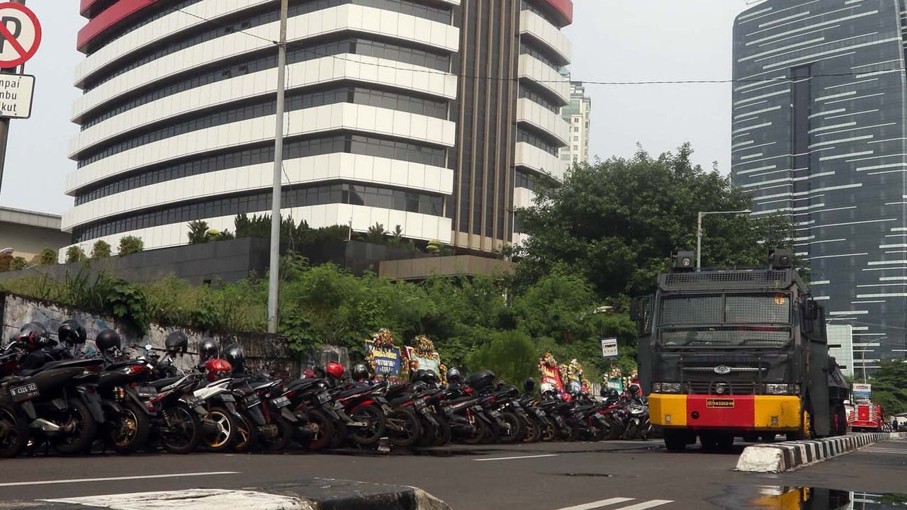Kendaraan penyemprot air milik kepolisian disiagakan di jalan Kuningan Persada sekitar Gedung Merah Putih KPK, Jakarta, Selasa (1/6/2021). Pengamanan gedung KPK dan sekitarnya diperketat terkait upacara pelantikan pegawai KPK menjadi Aparatur Sipil Negara. (Liputan6.com/Helmi Fithriansyah)