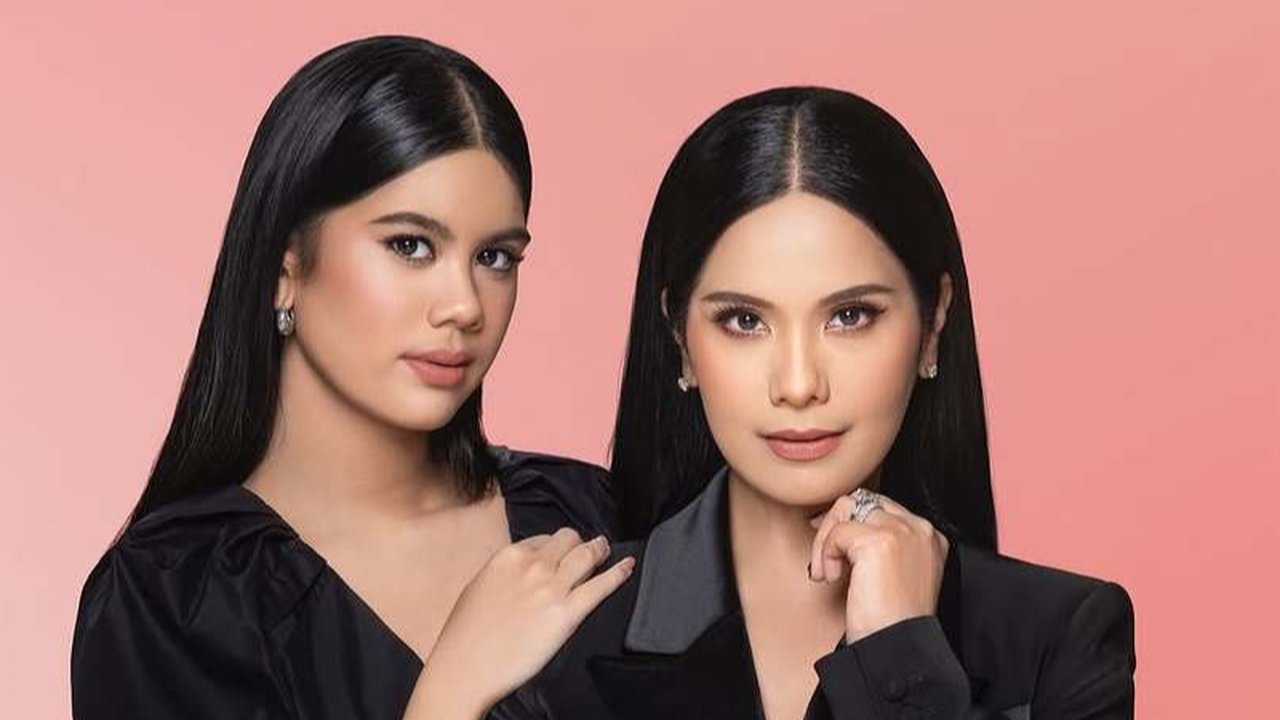 Mengenakan outfit hitam formal yang elegan, kecantikan keduanya semakin terpancar.