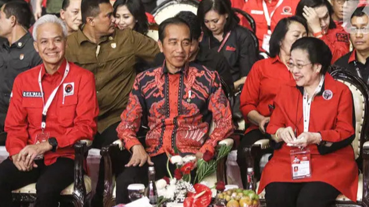 Ketua Umum PDIP Megawati Soekarnoputri bersam Presiden ke-7 RI, Joko Widodo saat pembukaan Rapat Kerja Nasional (Rakernas) IV PDIP di JIExpo Kemayoran, Jakarta, Jumat (29/9/2023).