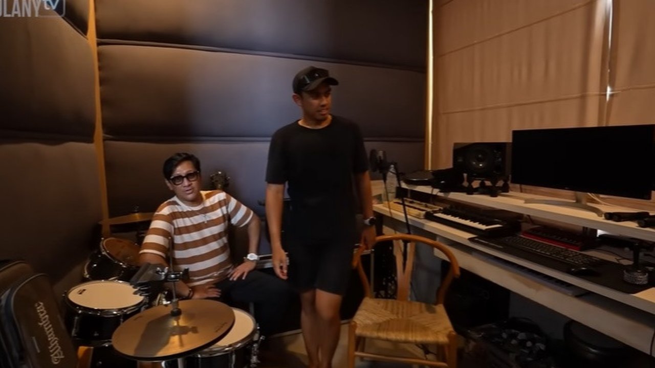 Studio ini juga dilengkapi dengan berbagai alat musik. Seperti potret ini, semua kebutuhan untuk produksi musik tersedia di tempat ini.