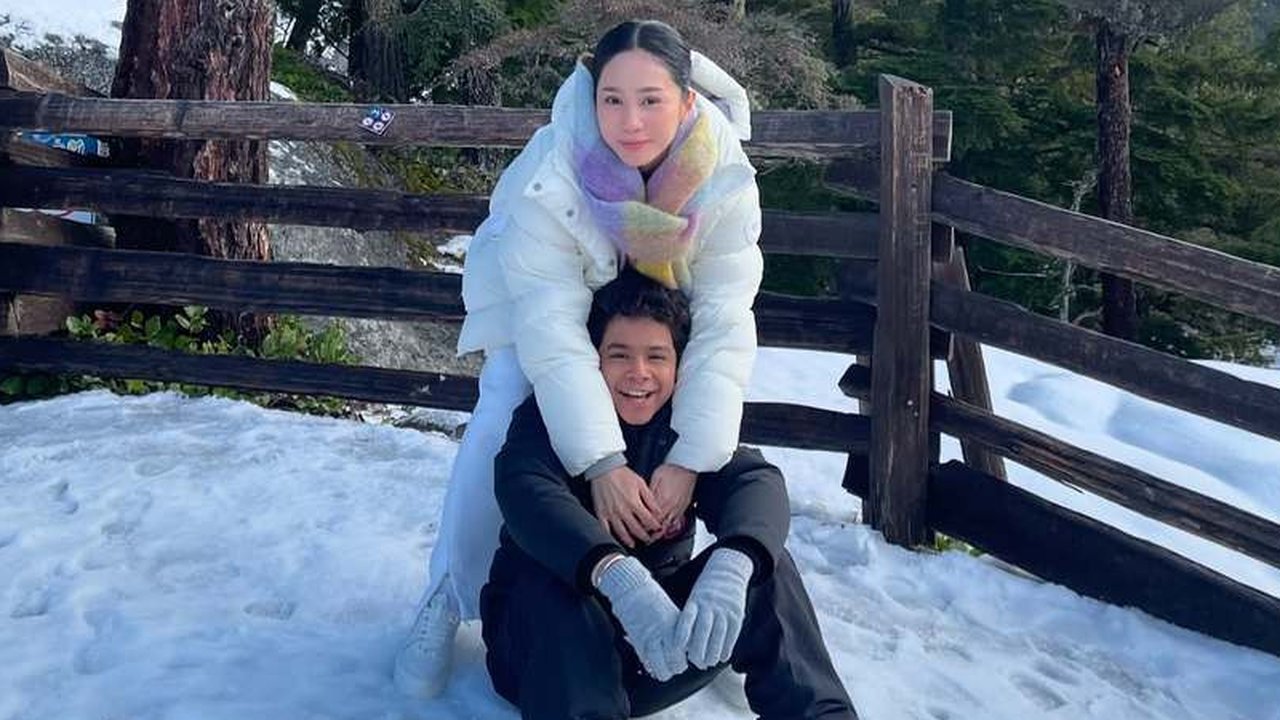 Bunga Zainal mengajak anak-anaknya liburan musim dingin ke Kanada. Mereka asyik menikmati salju tebal di negara sebelah utara Amerika Serikat tersebut.