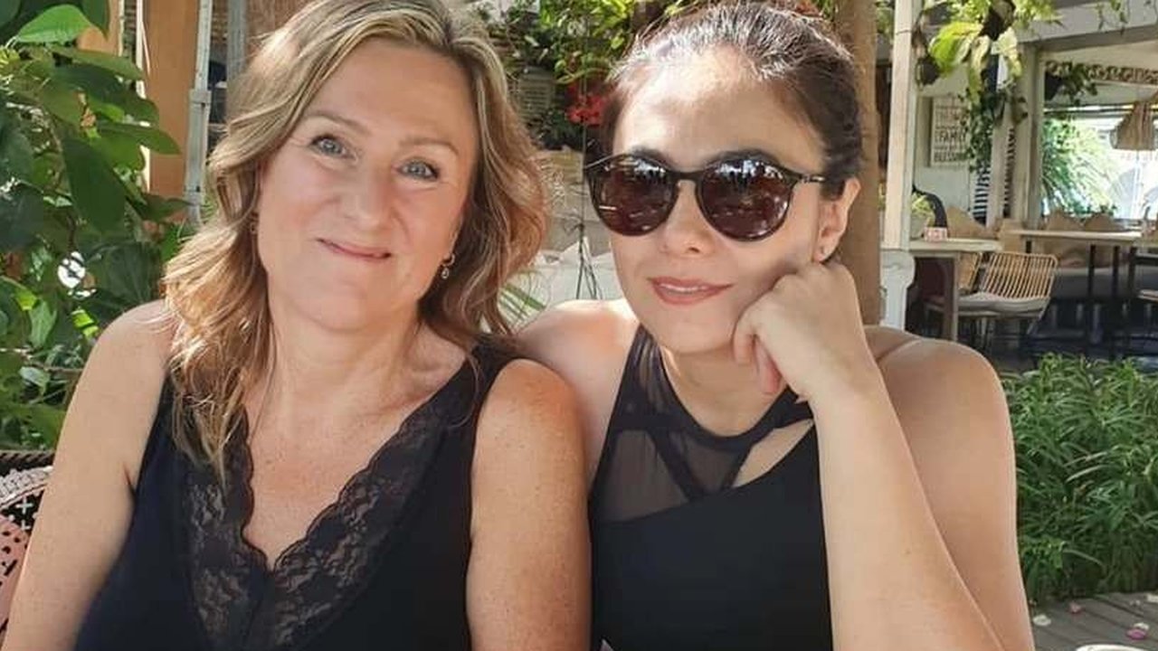 Wulan dan sang mama pun sama-sama bisa masuk kategori hot mom nggak sih? Keduanya juga awet muda.