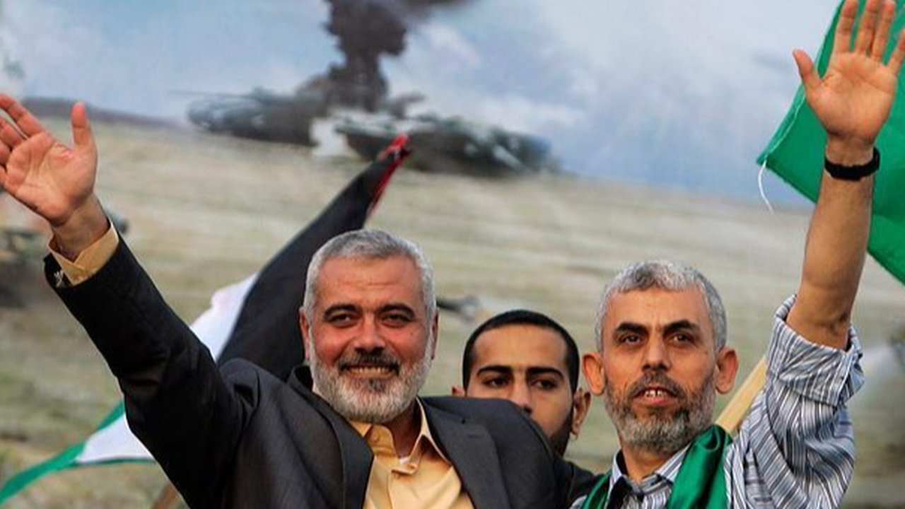 Yahya Sinwar (kanan) bersama Ismail Haniyeh (kiri)