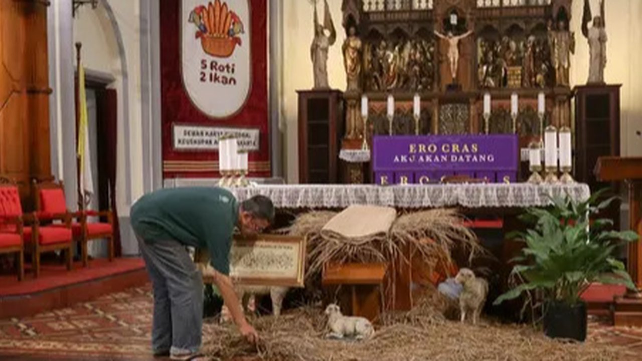 Menjelang perayaan Hari Raya Natal 2024, berbagai persiapan terus dilakukan pengurus Gereja Katedral Jakarta atau Gereja Santa Maria Diangkat Ke Surga. (Liputan6.com/Herman Zakharia)