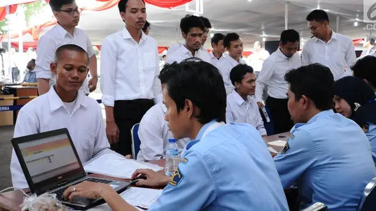 Peserta Tes SKD CPNS 2021 Kementerian Koordinator Bidang Kemaritiman dan Investasi di Secaba Rindam III Siliwangi, Bandung, Jawa Barat pada Kamis, 30 September 2021.