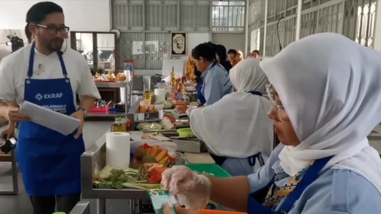 ANTARA - Kementerian Ekonomi Kreatif (Kemenekraf) meluncurkan program pelatihan juru masak di sejumlah daerah untuk mendukung program makan bergizi gratis ...