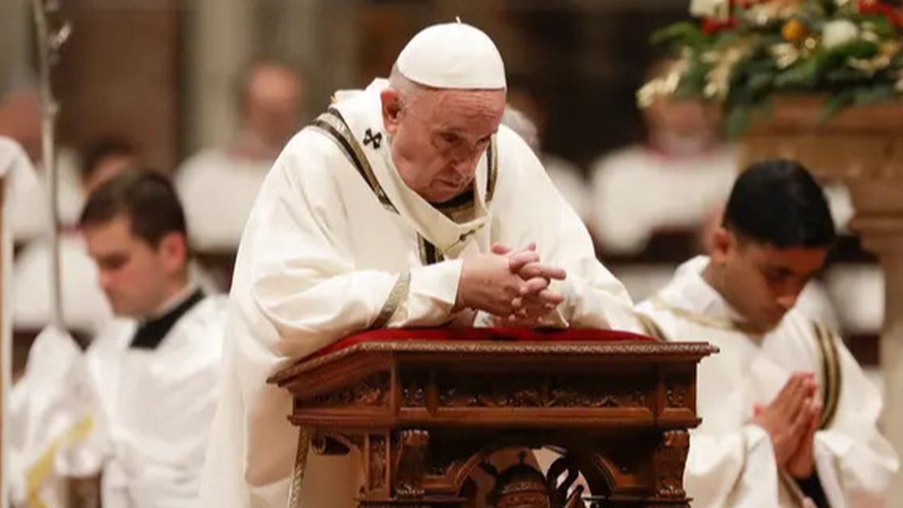 Pemimpin Gereja Katolik Dunia, Paus Fransiskus melakukan lawatan ke Indonesia selama empat hari, yakni Selasa (3/9/2024) hingga Jumat (6/9/2024) mendatang. (Tiziana FABI/AFP)