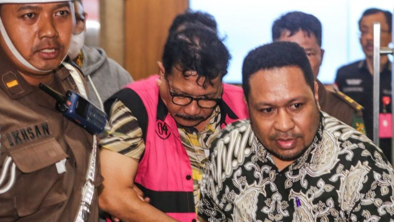 Langkah Kejaksaan Agung (Kejagung) menempuh metode pembuktian terbalik dalam dugaan korupsi eks pejabat Mahkamah Agung Zarof Ricar dianggap tidak cukup untuk membongkar aliran dana senilai hampir Rp1 triliun yang diterimanya, menurut mantan penyidik KPK dan pegiat antikorupsi.