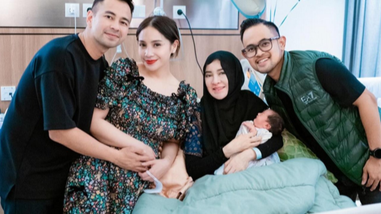 Potret Nagita Slavina Diduga Hamil Lagi saat Dipeluk Raffi Ahmad dari Belakang, Parasnya Dipuji Makin Cantik & Glowing