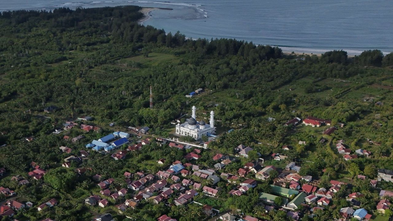 Penampakan terkini Masjid Rahmatullah yang tetap kokoh saat dihantam Tsunami Aceh pada 20 tahun lalu.