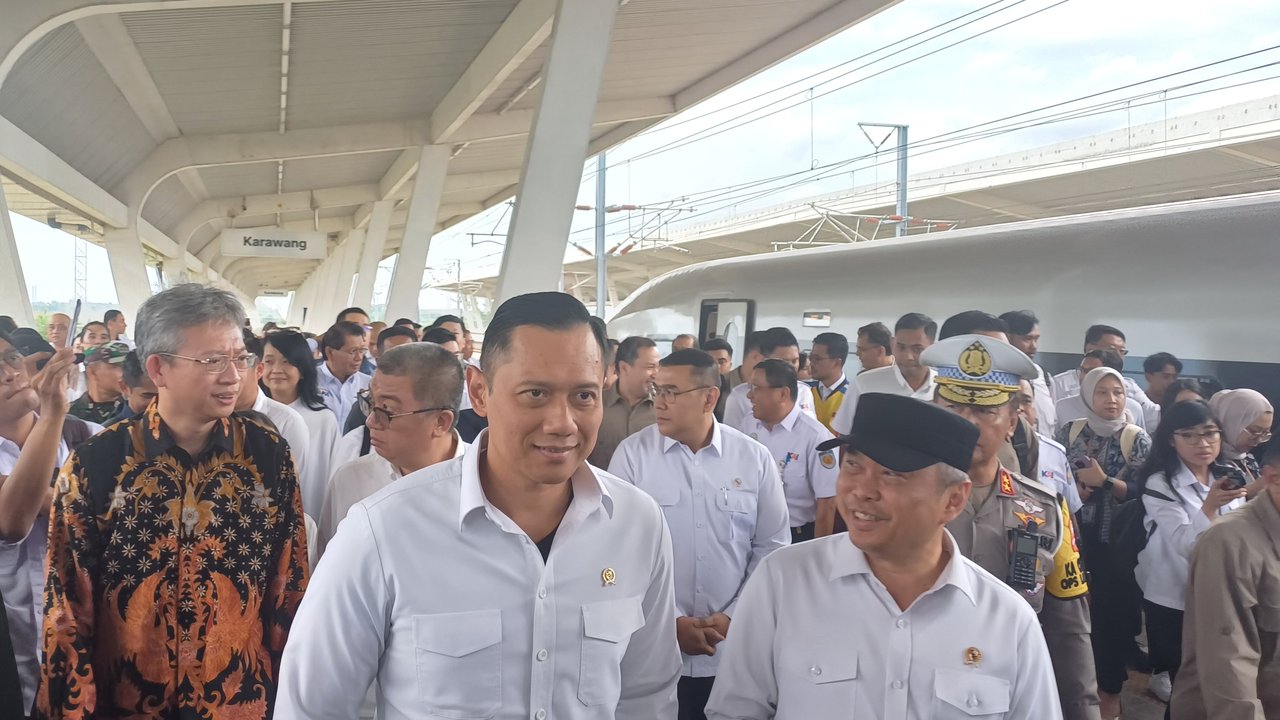 Persemian stasiun kereta cepat Whoosh di Karawang