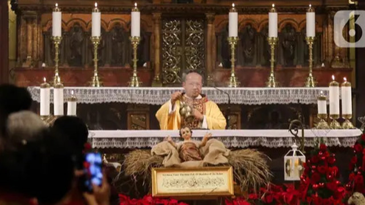 Suasana khidmat Misa Malam Natal di Gereja Katedral Jakarta.