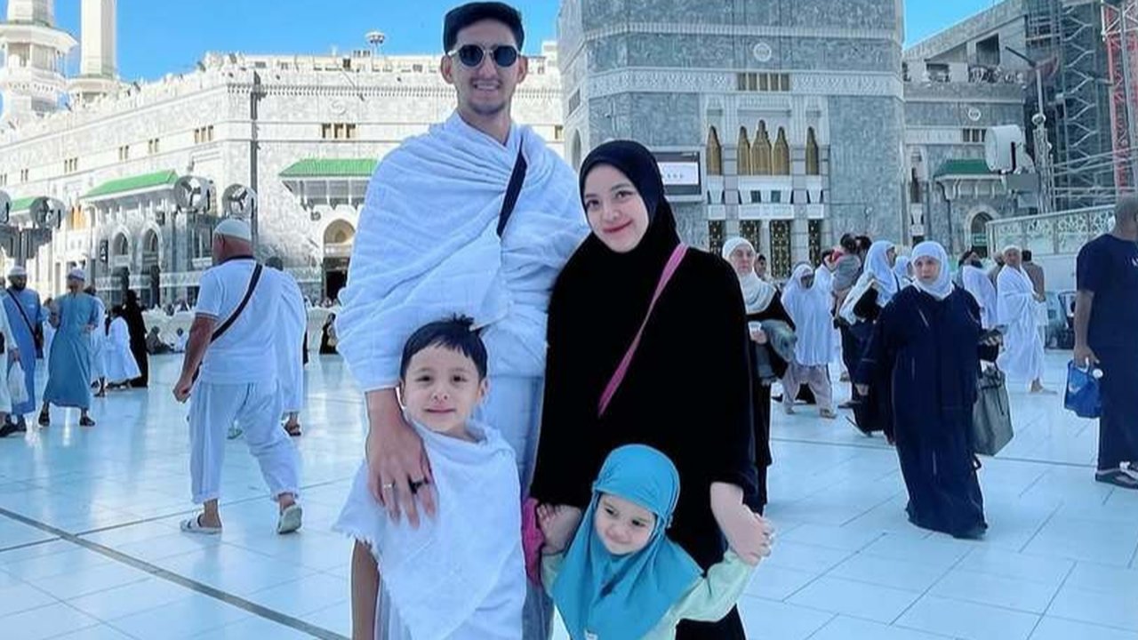 Tasya Kamila menjalani ibadah umrah bersama suaminya, Randi Bachtiar, dan membawa kedua anak mereka yang masih kecil.