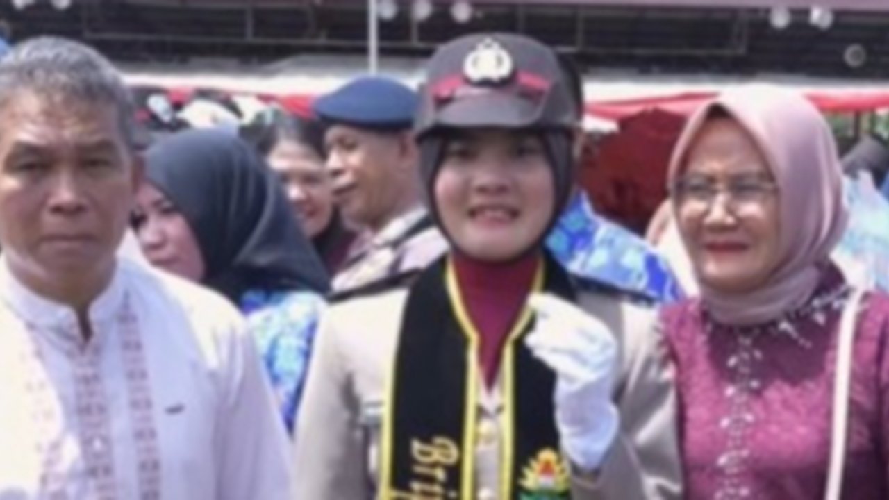 Sosok Bintara Penyandang Disabilitas Bersimpuh Haru di Kaki Sang Ibu