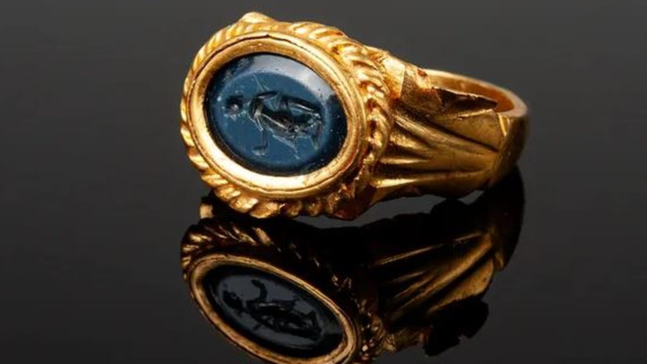 Cincin emas berusia 1.800 tahun bergambar Dewi Venus.