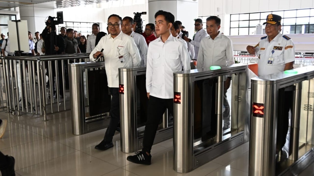 Gibran Tinjau Stasiun KCIC Karawang