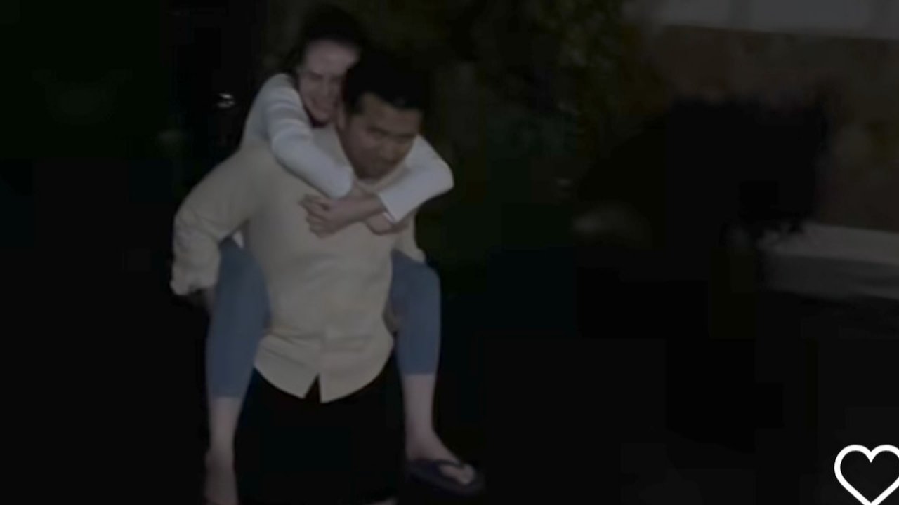 Potret Romantis Arumi Bachsin Digendong Emil Dardak Terjang Banjir Menuju Kantor, Disebut Kayak Adegan di Drakor