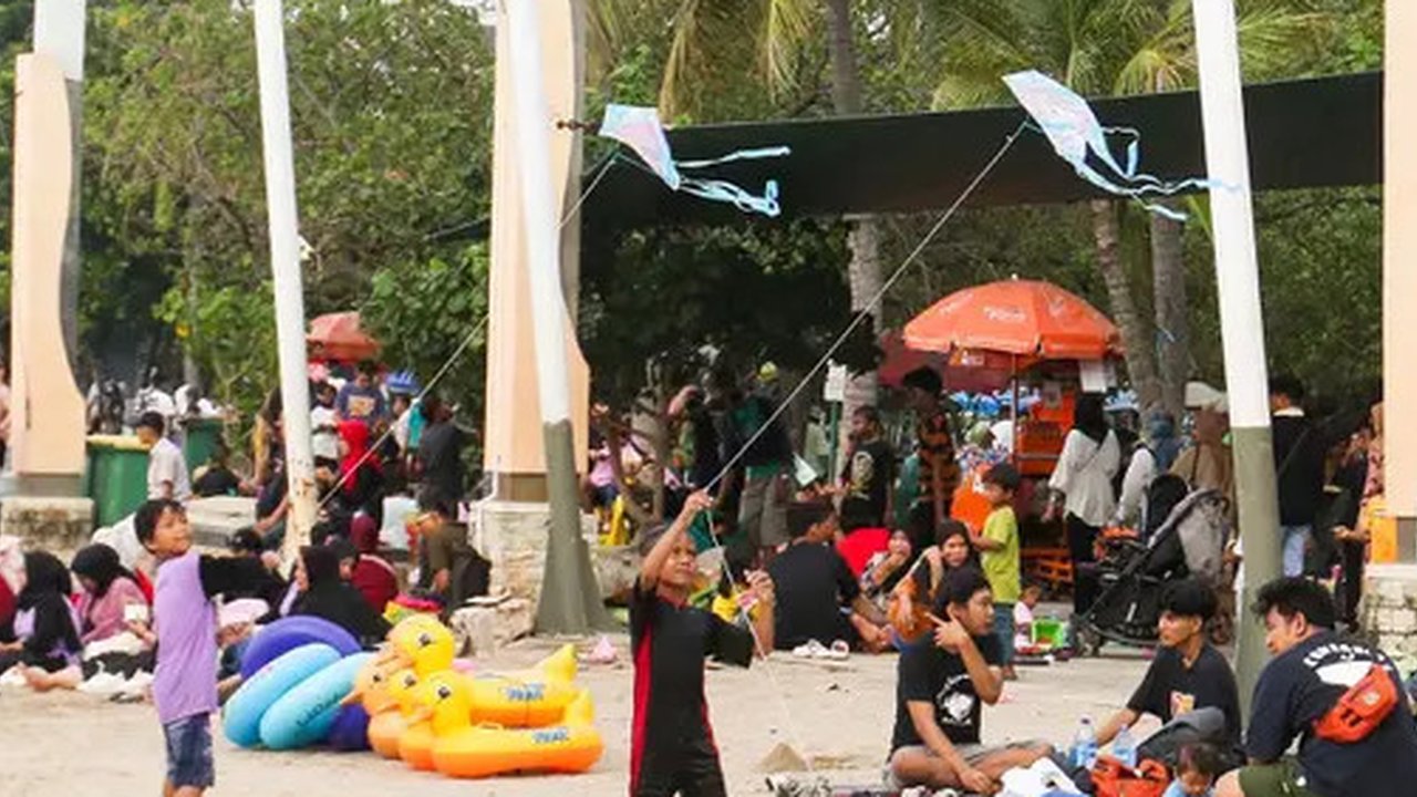 Data PT Pembangunan Jaya Ancol Tbk hingga pukul 16:00 WIB menunjukkan ada sekitar 22.000 pengunjung telah mendatangi Ancol pada libur cuti bersama perayaan Idul Adha. (Liputan6.com/Herman Zak