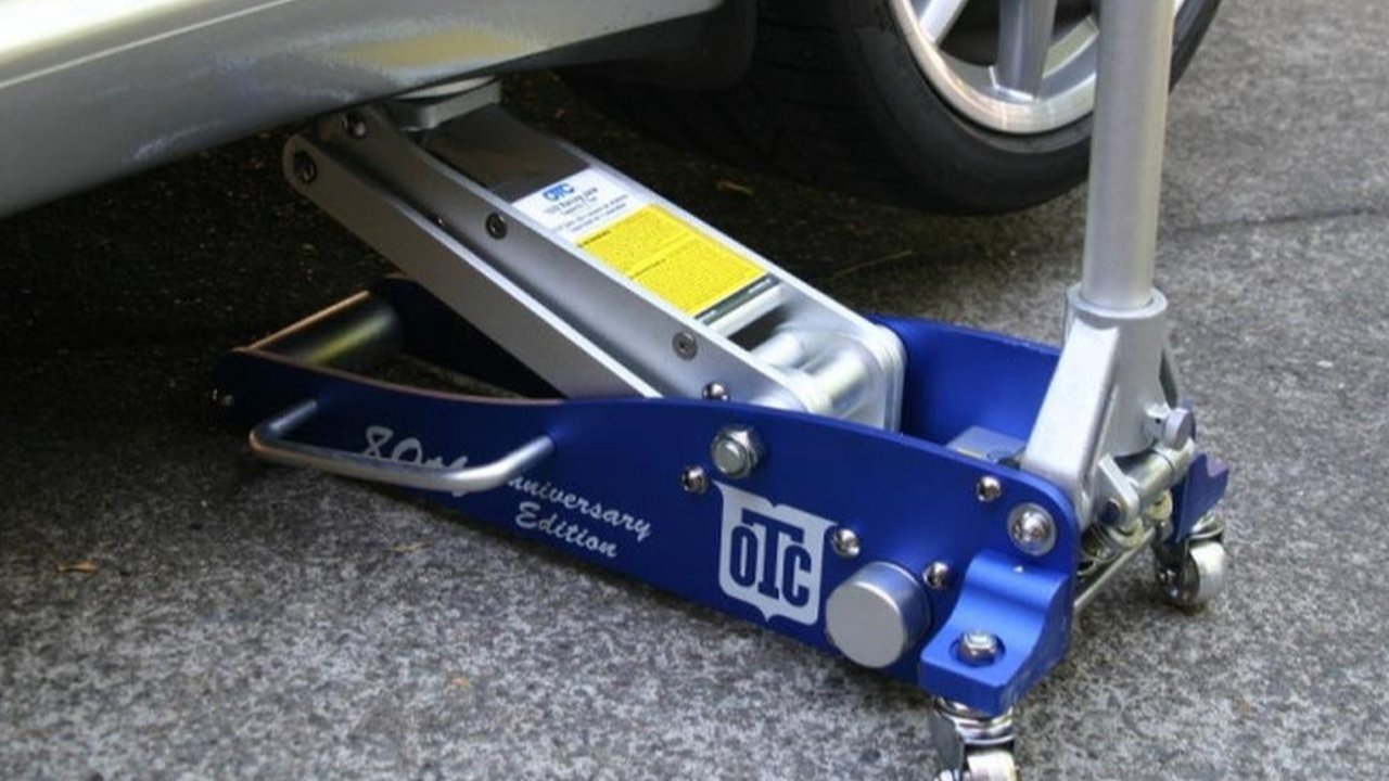 Cara Dongkrak Ban Mobil yang Aman dan Benar