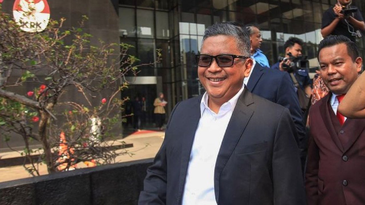 Sekretaris Jenderal (Sekjen) Partai Demokrasi Indonesia Perjuangan (PDIP), Hasto Kristiyanto mengangkat tangan saat meninggalkan gedung Komisi Pemberantasan Korupsi (KPK), Jakarta, Selasa (20