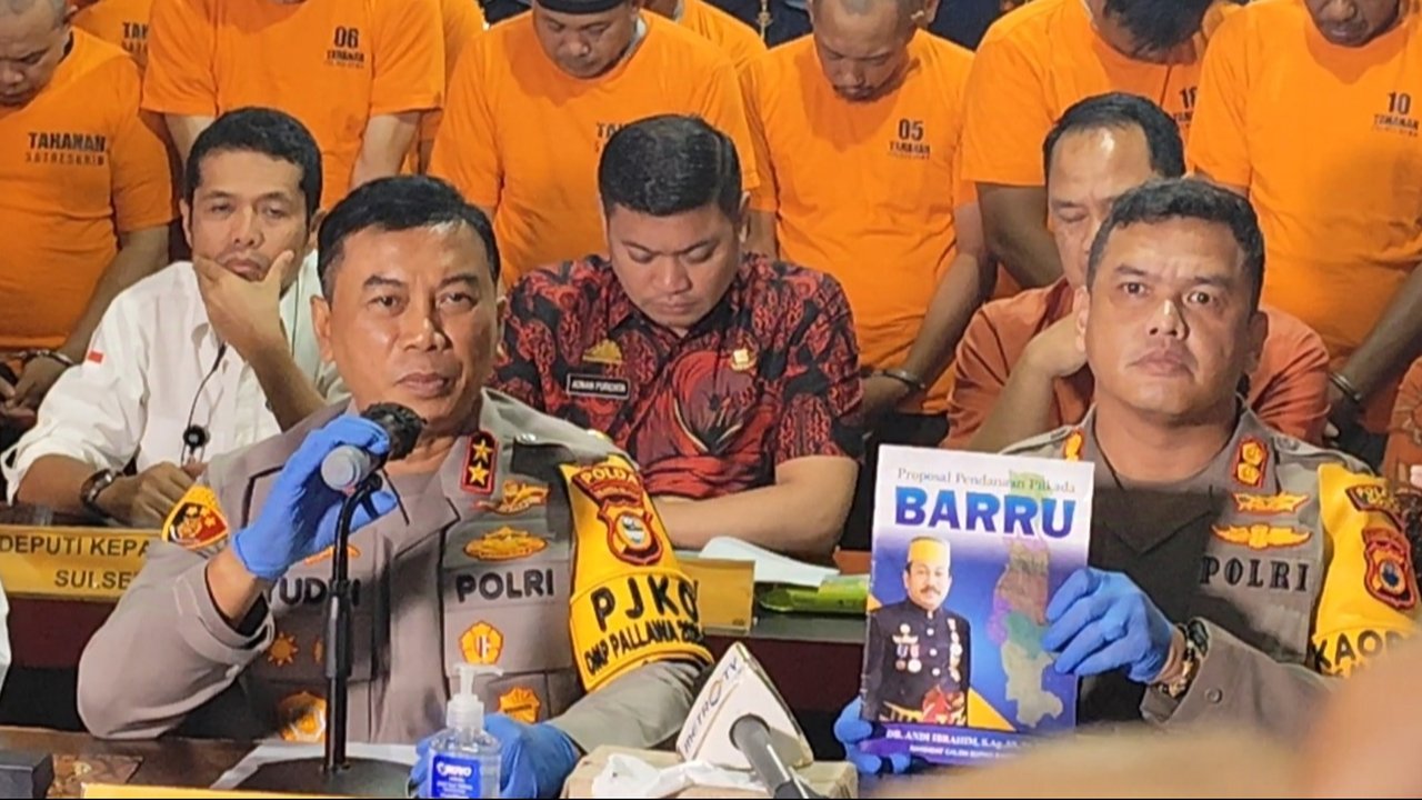 Kapolda Sulawesi Selatan Irjen Yudhiawan Wibisono rilis uang palsu di UIN Alauddin