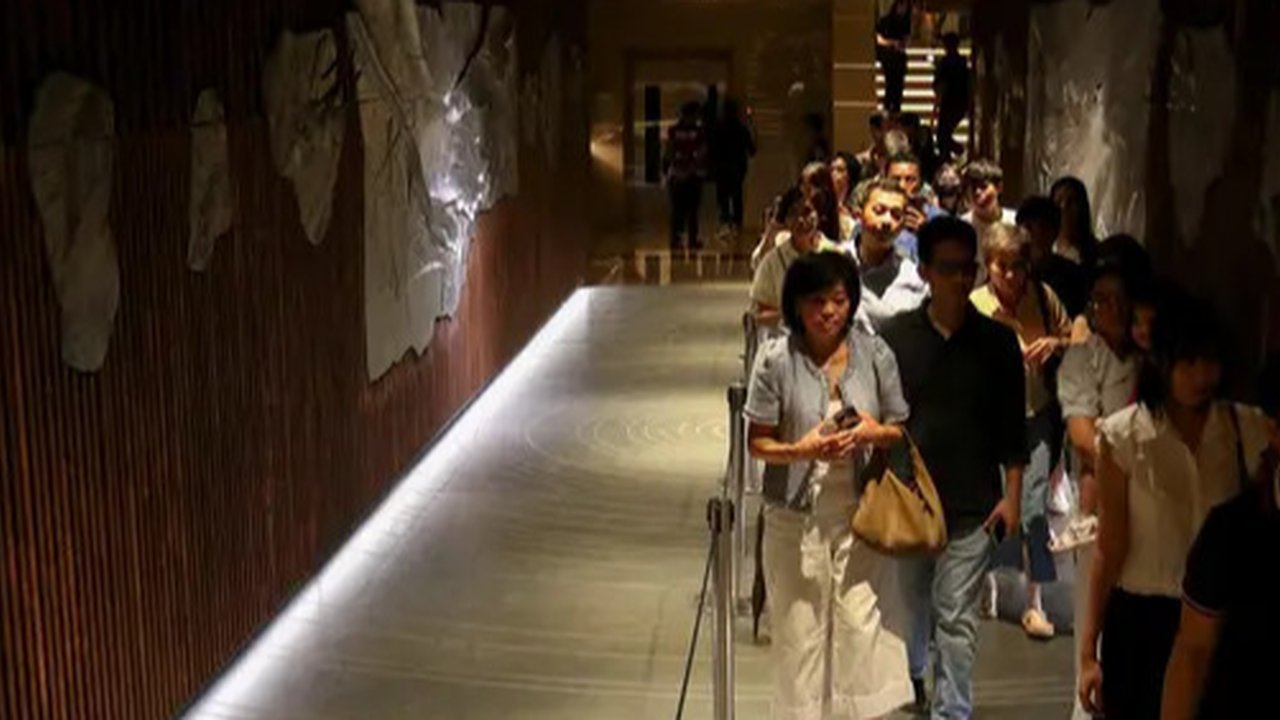 Misa Malam Natal 2024 menjadi penanda kali pertama terowongan silaturahim digunakan oleh masyarakat umum, khususnya para jemaaat Gereja Katedral Jakarta, sejak diresmikan Presiden Prabowo Subianto pada Kamis (12/12/2024) lalu. (Liputan6.com/Herman Zakharia)