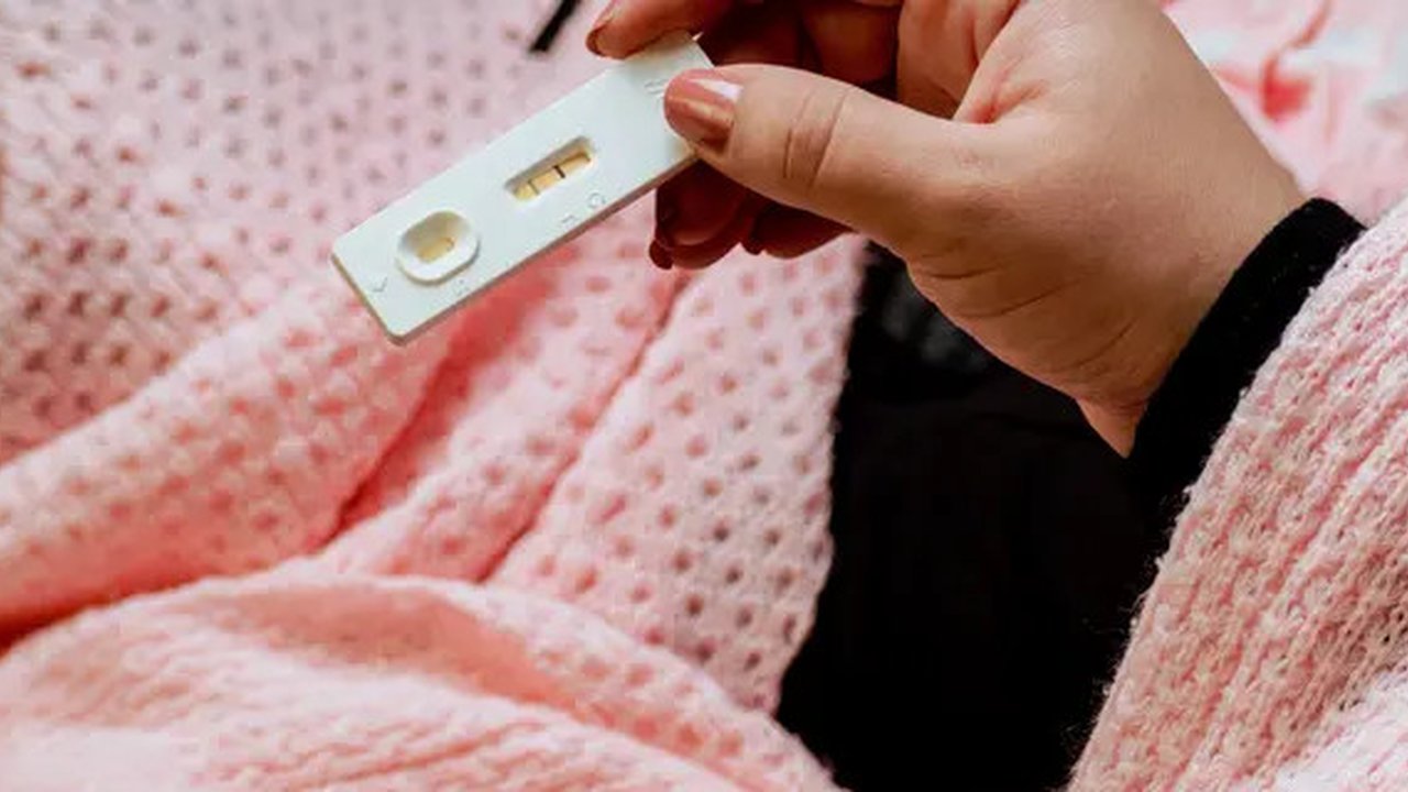 Ilustrasi perempuan yang menunjukkan tes kehamilan/copyright unsplash.com/Amr Taha