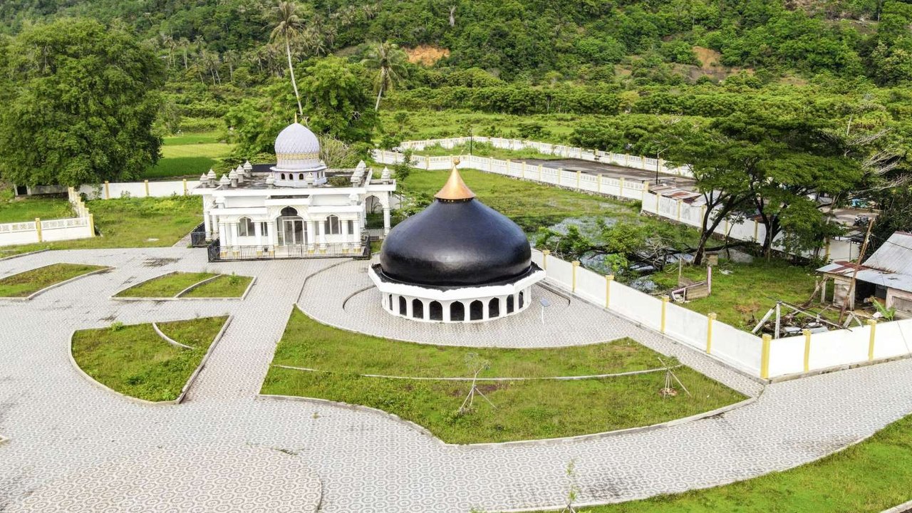 Kubah 80 ton terseret tsunami Aceh sejauh 2,5 km.