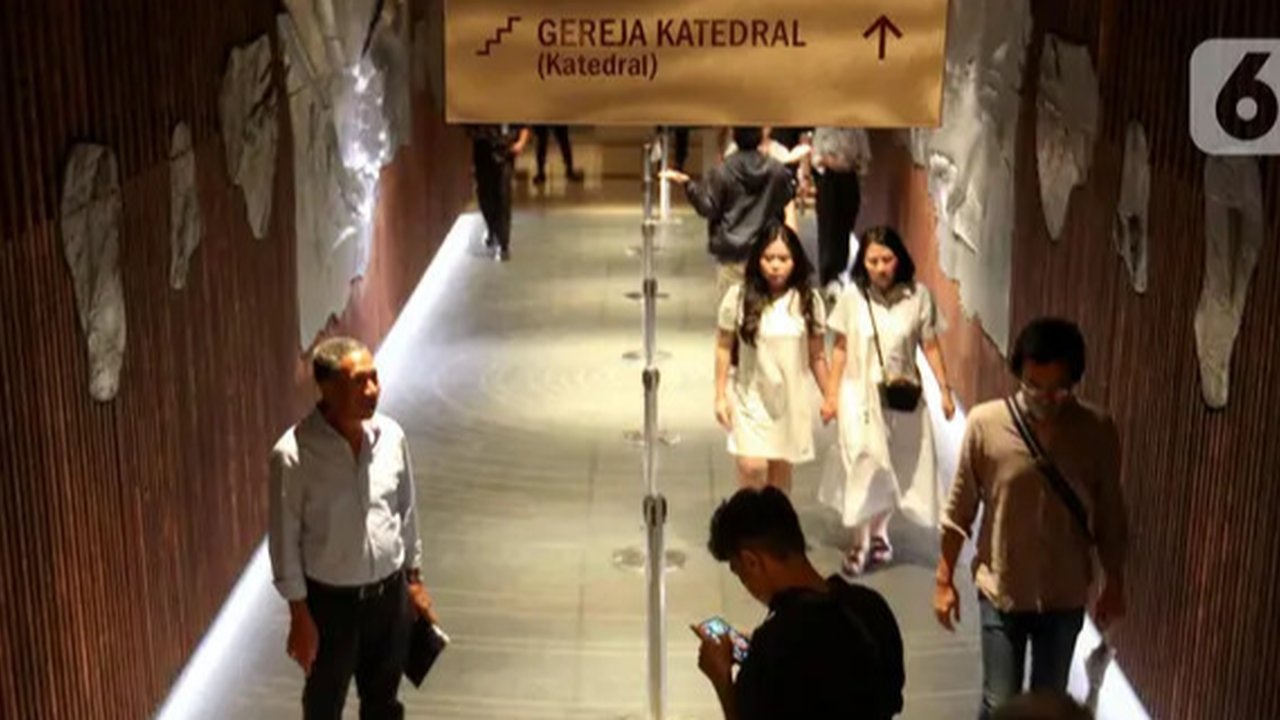 Terowongan Silaturahim segera dipenuhi oleh jemaat yang datang bersama pasangan, keluarga, hingga anak-anak selepas Misa Malam Natal pertama selesai. (Liputan6.com/Herman Zakharia)