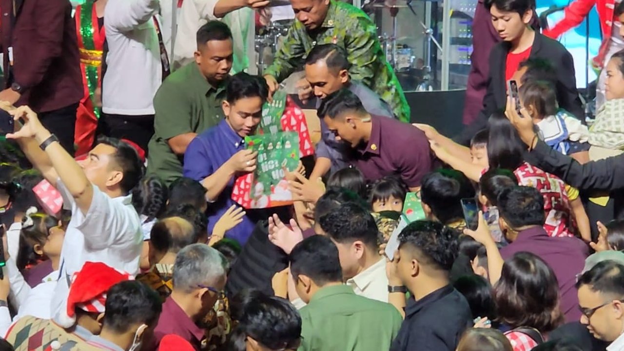 Gibran Bagi-Bagi Hadiah Natal di Gereja Kristen Indonesia Tanah Abang