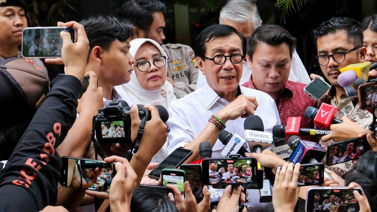 Politisi PDIP yang juga mantan Menteri Hukum dan HAM, Yasonna Laoly keluar dari Gedung Merah Putih KPK, Jakarta, seusai menjalani pemeriksaan terkait kasus Harun Masiku, Rabu (18/12/2024).